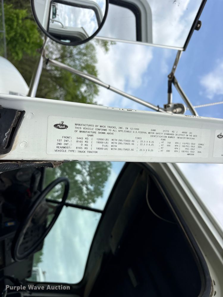 image for item ES8756 2000 Mack CH613 truck cab and chassis