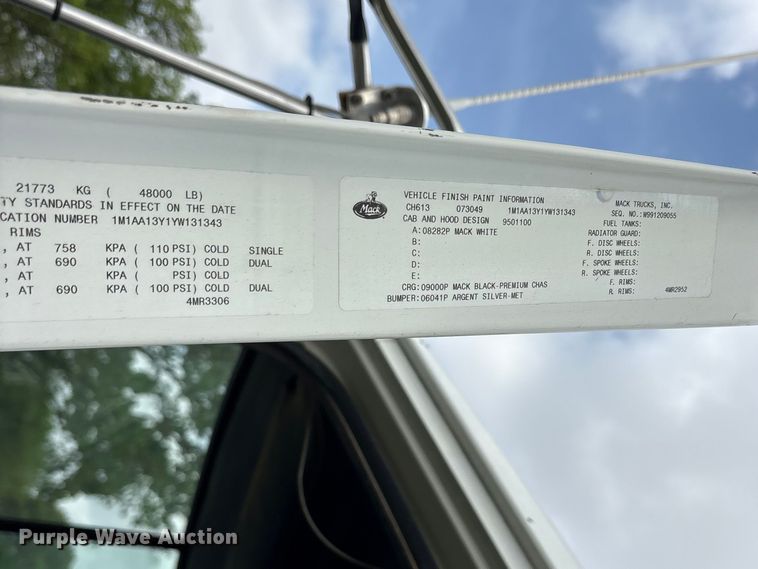 image for item ES8756 2000 Mack CH613 truck cab and chassis