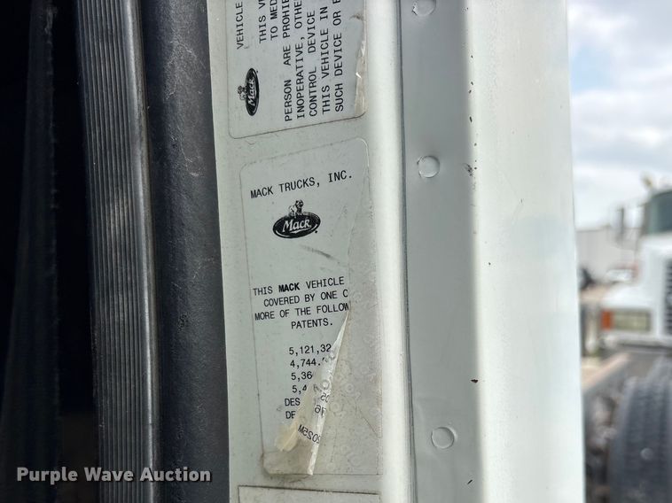 image for item ES8756 2000 Mack CH613 truck cab and chassis