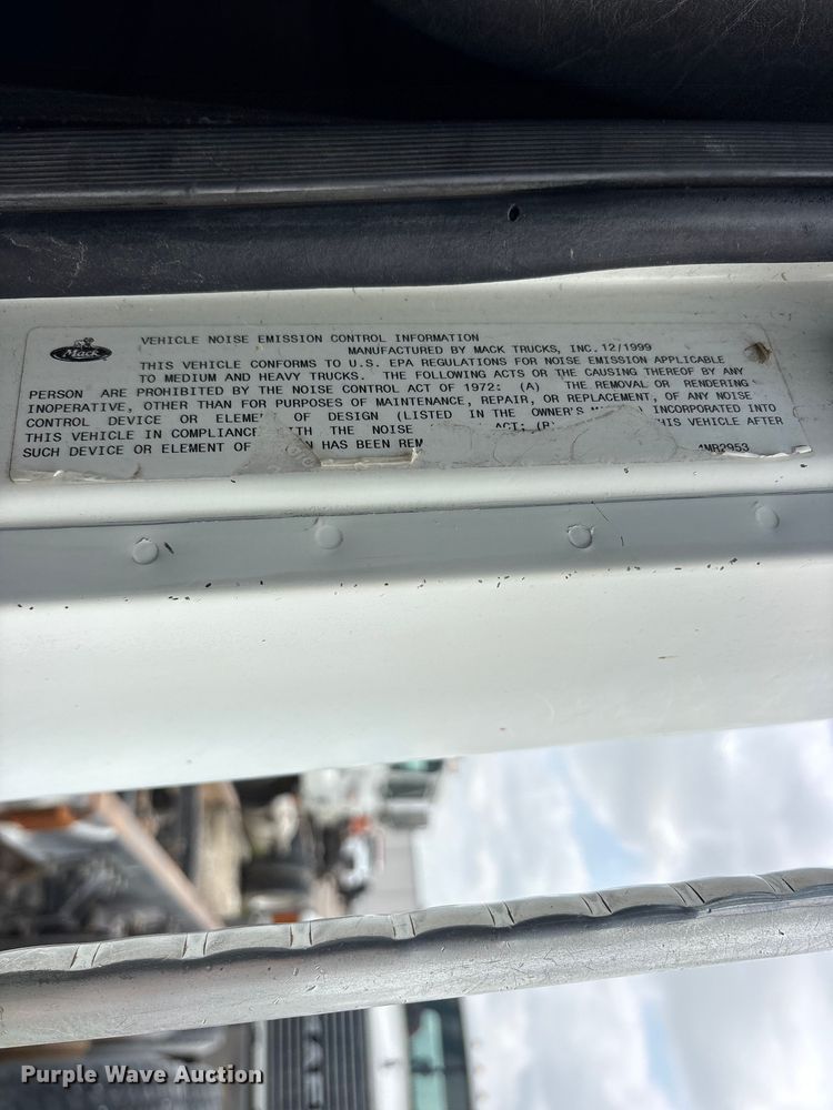 image for item ES8756 2000 Mack CH613 truck cab and chassis