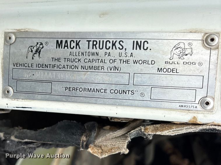 image for item ES8756 2000 Mack CH613 truck cab and chassis