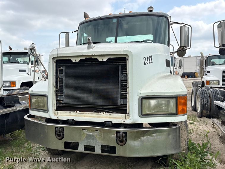 image for item ES8757 2001 Mack CH613 truck cab and chassis