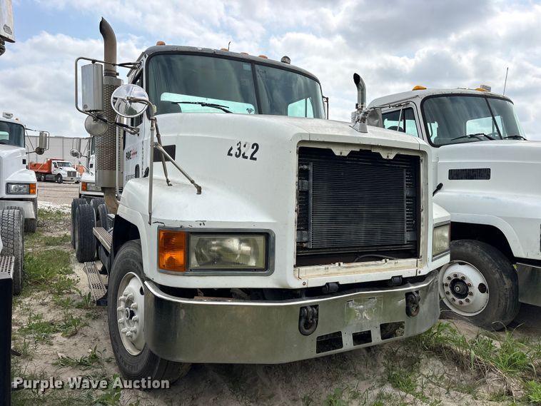 image for item ES8757 2001 Mack CH613 truck cab and chassis