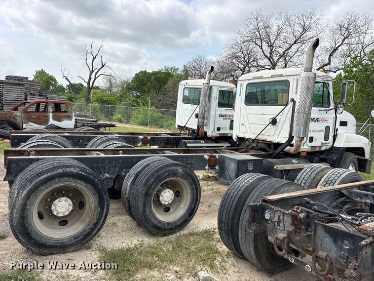 image for item ES8757 2001 Mack CH613 truck cab and chassis