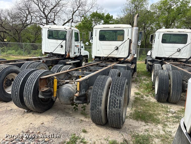 image for item ES8757 2001 Mack CH613 truck cab and chassis
