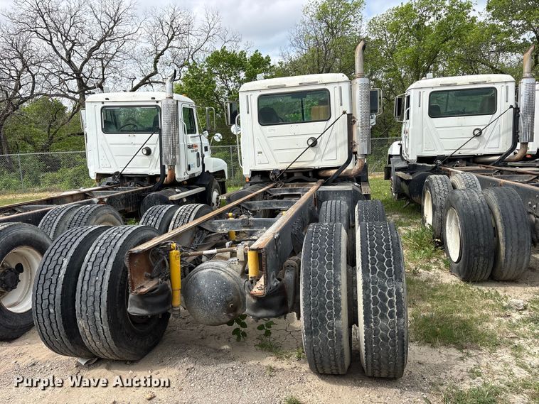image for item ES8757 2001 Mack CH613 truck cab and chassis