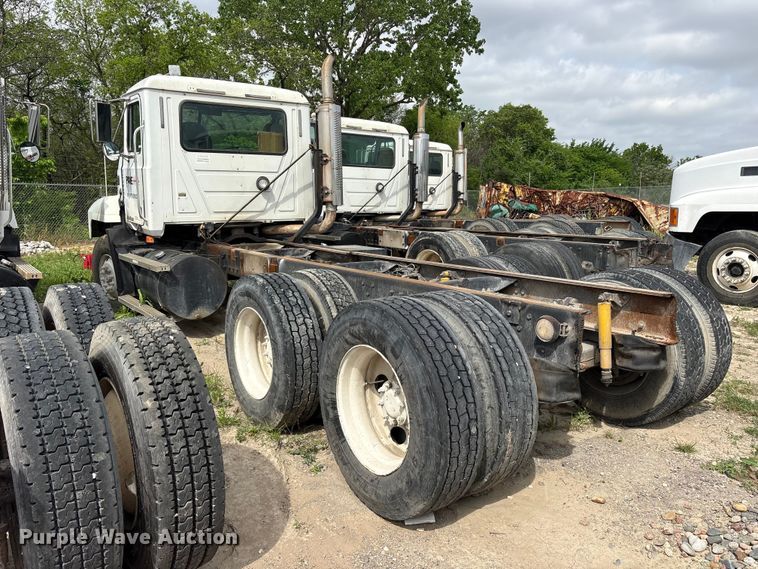 image for item ES8757 2001 Mack CH613 truck cab and chassis