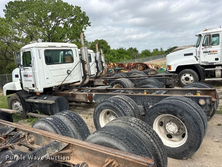 image for item ES8757 2001 Mack CH613 truck cab and chassis