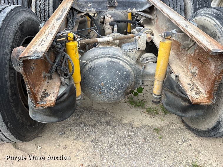 image for item ES8757 2001 Mack CH613 truck cab and chassis