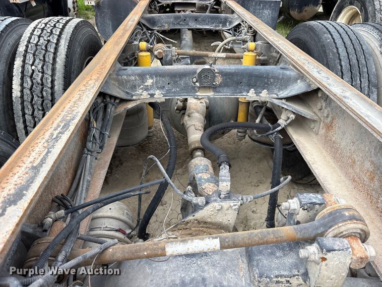 image for item ES8757 2001 Mack CH613 truck cab and chassis