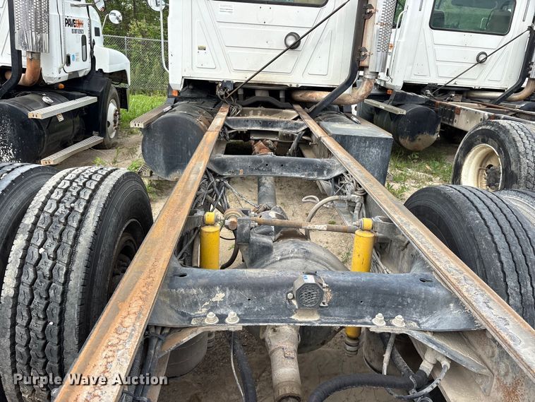 image for item ES8757 2001 Mack CH613 truck cab and chassis