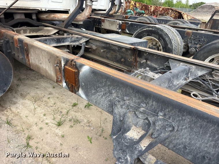 image for item ES8757 2001 Mack CH613 truck cab and chassis