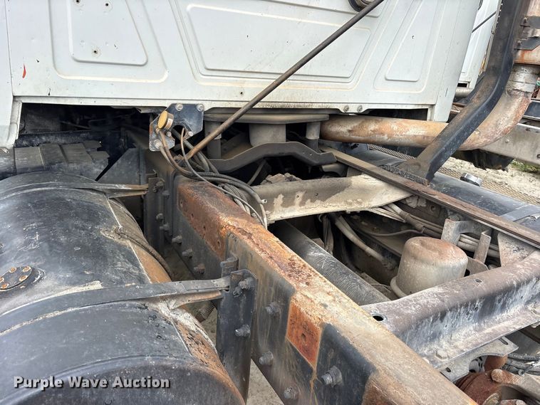 image for item ES8757 2001 Mack CH613 truck cab and chassis