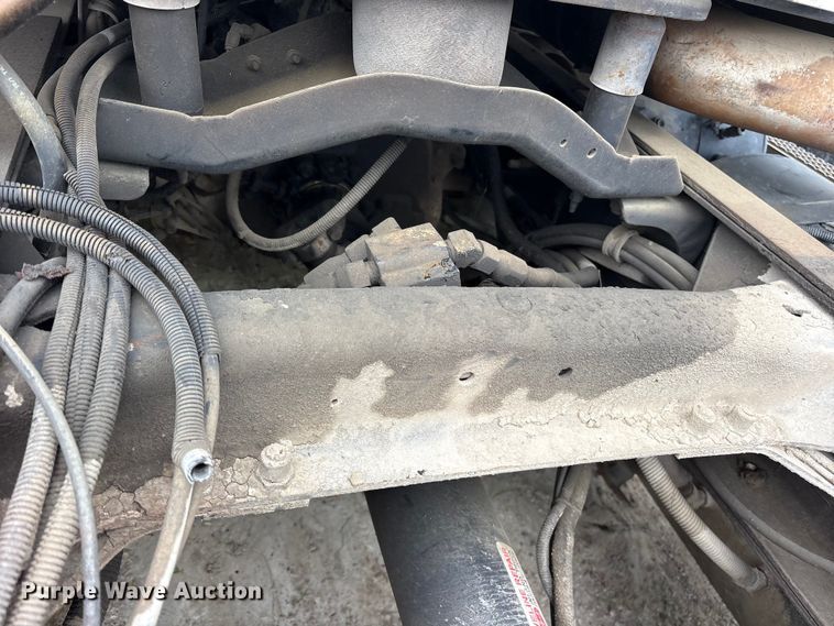 image for item ES8757 2001 Mack CH613 truck cab and chassis