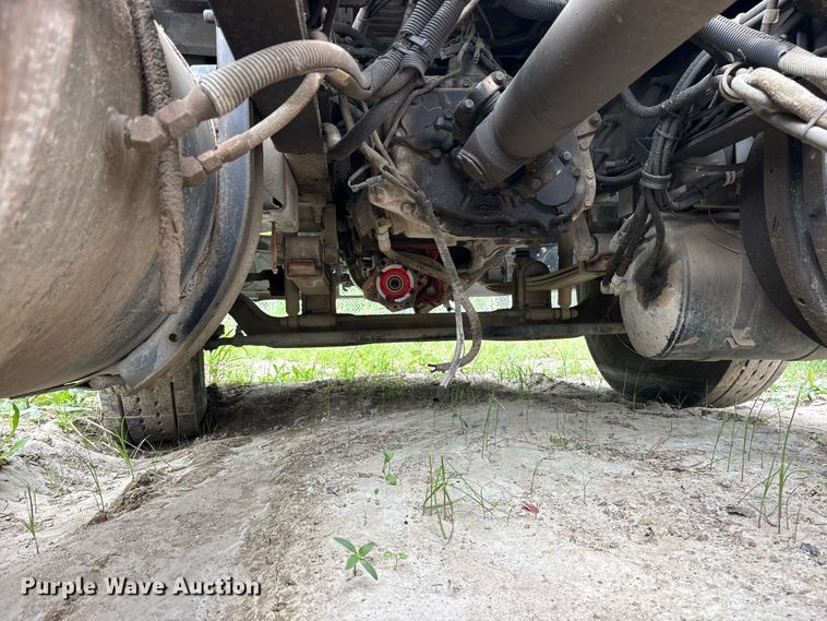 image for item ES8757 2001 Mack CH613 truck cab and chassis