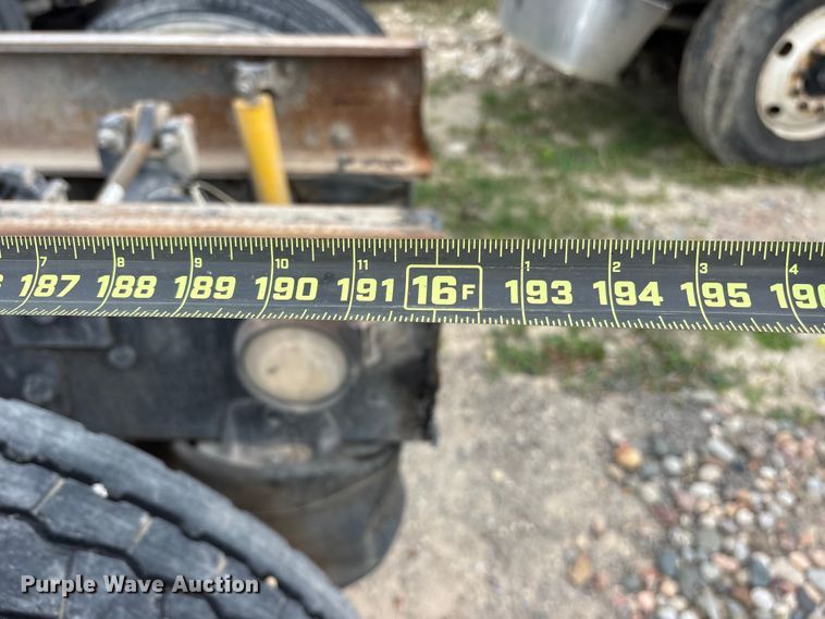 image for item ES8757 2001 Mack CH613 truck cab and chassis