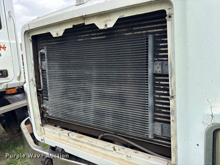 image for item ES8757 2001 Mack CH613 truck cab and chassis