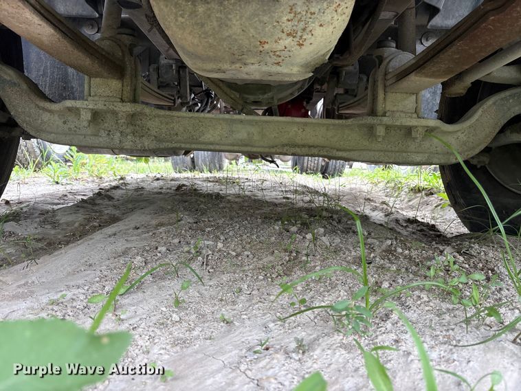 image for item ES8757 2001 Mack CH613 truck cab and chassis