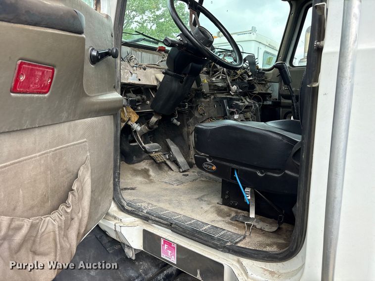 image for item ES8757 2001 Mack CH613 truck cab and chassis