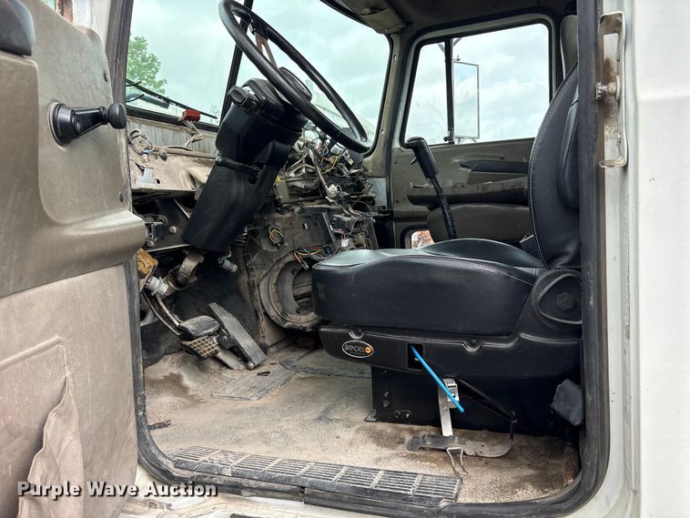 image for item ES8757 2001 Mack CH613 truck cab and chassis