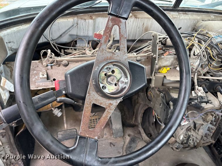 image for item ES8757 2001 Mack CH613 truck cab and chassis