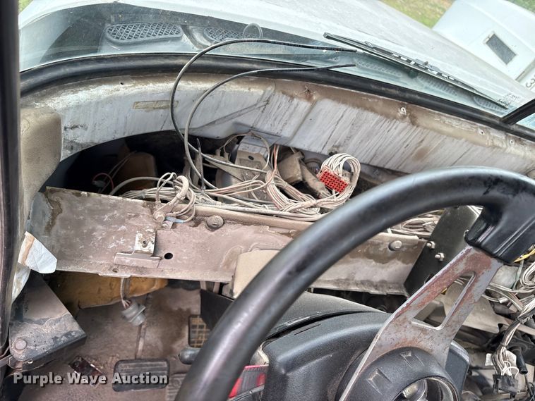 image for item ES8757 2001 Mack CH613 truck cab and chassis