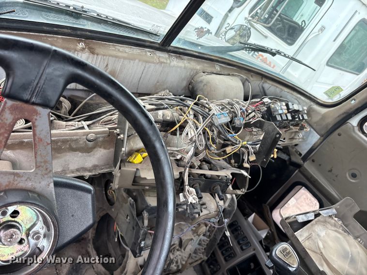 image for item ES8757 2001 Mack CH613 truck cab and chassis