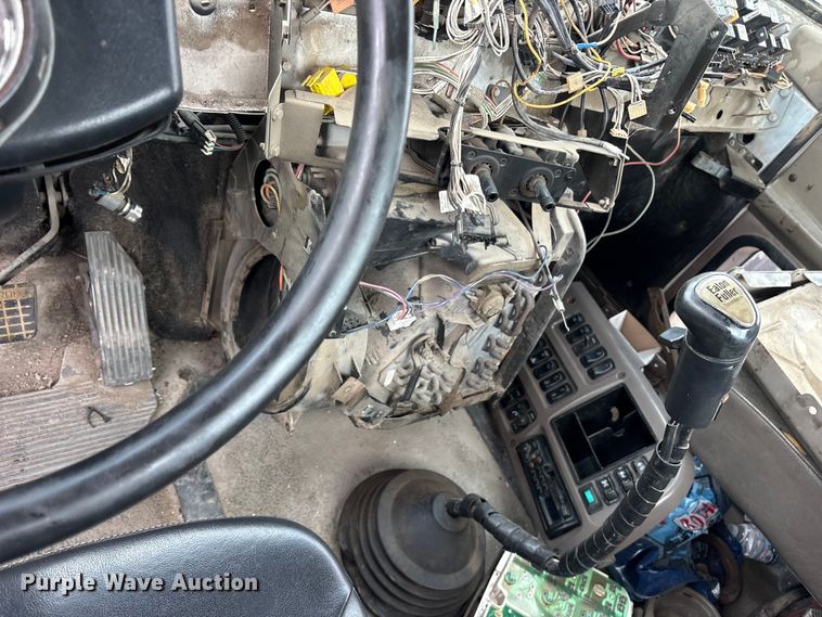 image for item ES8757 2001 Mack CH613 truck cab and chassis