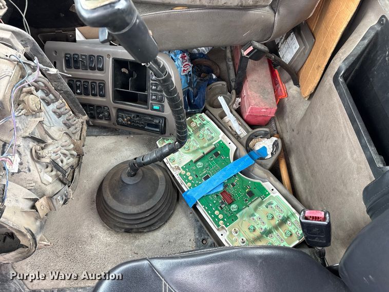 image for item ES8757 2001 Mack CH613 truck cab and chassis