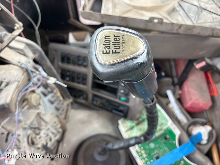 image for item ES8757 2001 Mack CH613 truck cab and chassis