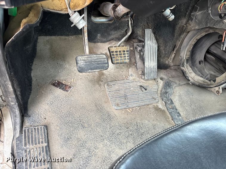 image for item ES8757 2001 Mack CH613 truck cab and chassis