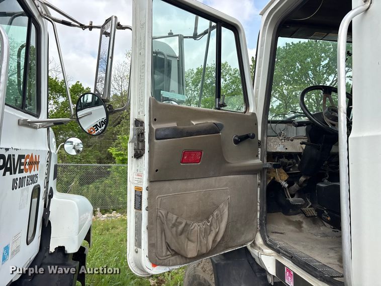 image for item ES8757 2001 Mack CH613 truck cab and chassis