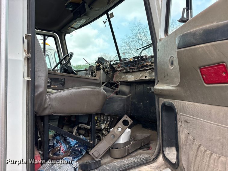 image for item ES8757 2001 Mack CH613 truck cab and chassis