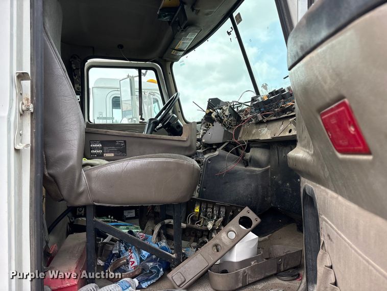 image for item ES8757 2001 Mack CH613 truck cab and chassis