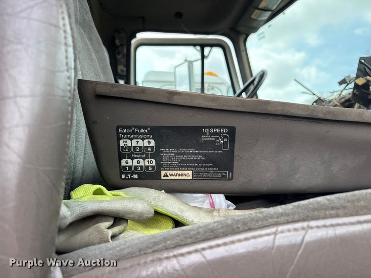 image for item ES8757 2001 Mack CH613 truck cab and chassis