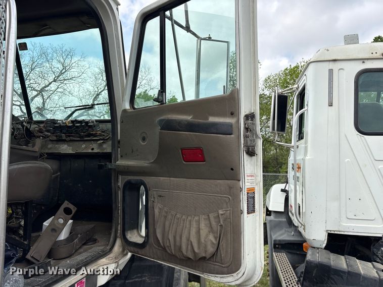 image for item ES8757 2001 Mack CH613 truck cab and chassis