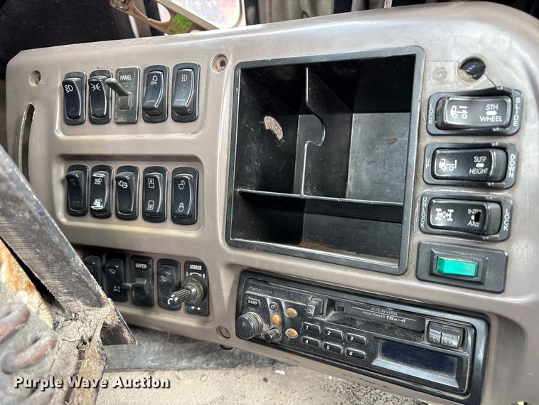 image for item ES8757 2001 Mack CH613 truck cab and chassis