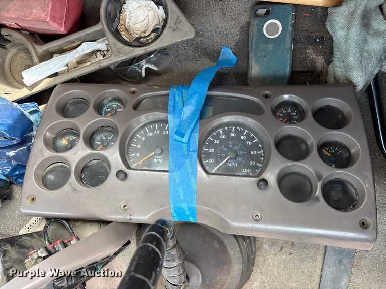 image for item ES8757 2001 Mack CH613 truck cab and chassis