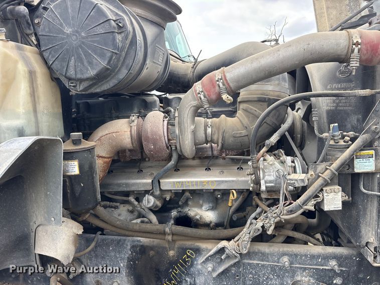 image for item ES8757 2001 Mack CH613 truck cab and chassis