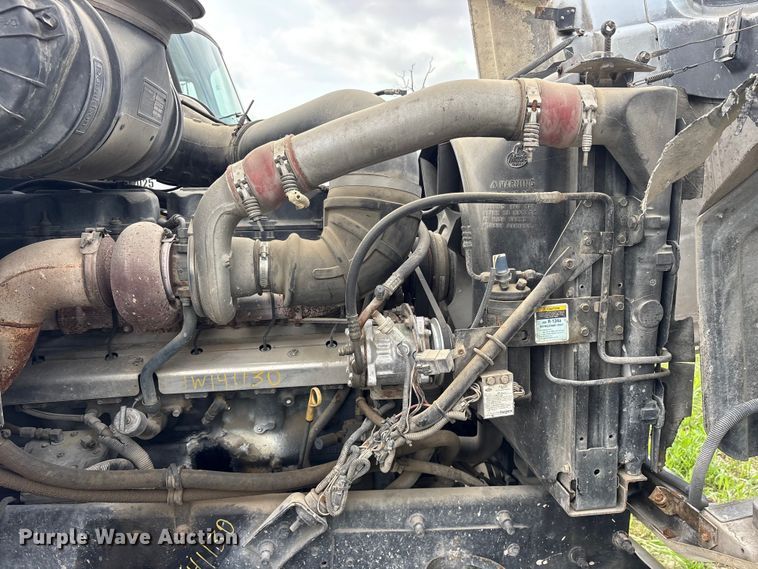 image for item ES8757 2001 Mack CH613 truck cab and chassis