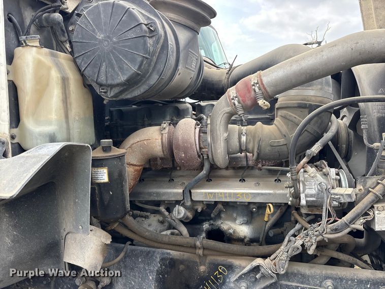 image for item ES8757 2001 Mack CH613 truck cab and chassis