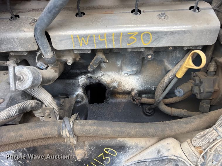 image for item ES8757 2001 Mack CH613 truck cab and chassis