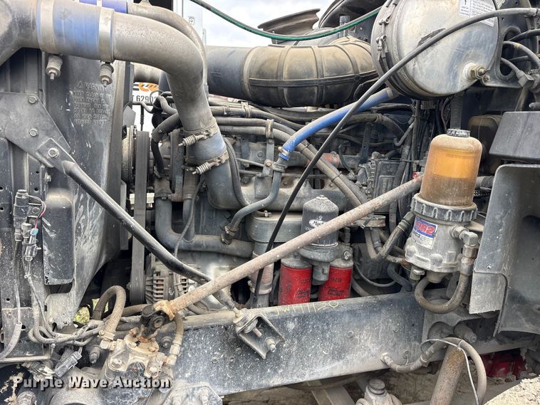 image for item ES8757 2001 Mack CH613 truck cab and chassis