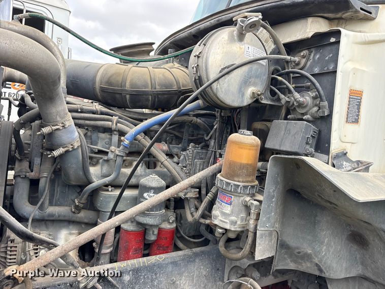 image for item ES8757 2001 Mack CH613 truck cab and chassis