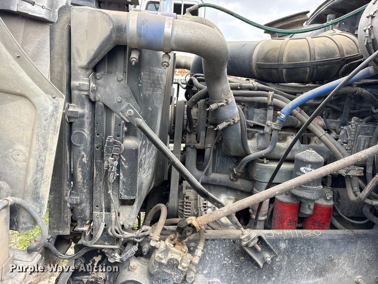 image for item ES8757 2001 Mack CH613 truck cab and chassis