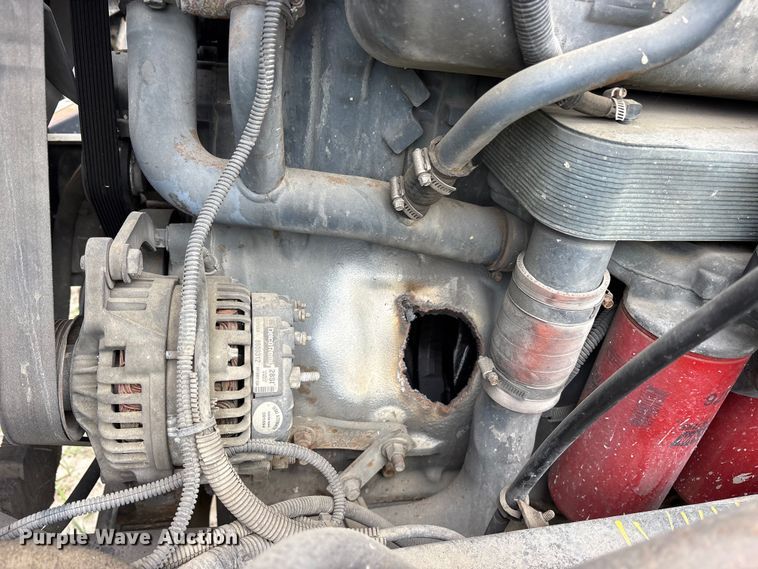 image for item ES8757 2001 Mack CH613 truck cab and chassis