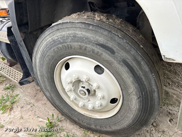 image for item ES8757 2001 Mack CH613 truck cab and chassis