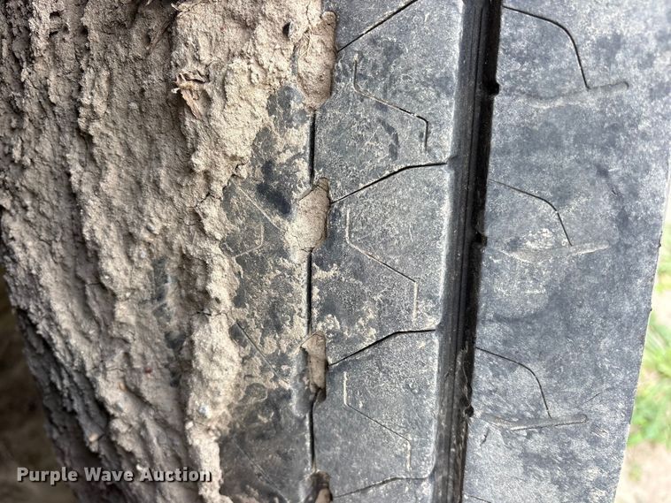 image for item ES8757 2001 Mack CH613 truck cab and chassis