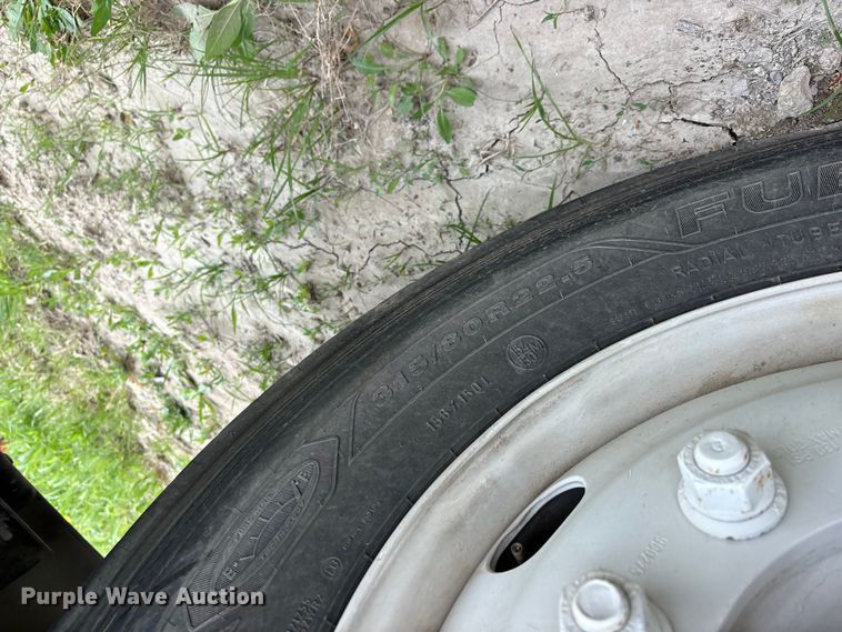 image for item ES8757 2001 Mack CH613 truck cab and chassis