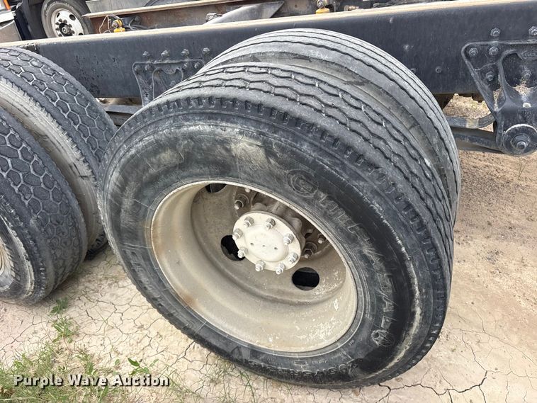 image for item ES8757 2001 Mack CH613 truck cab and chassis